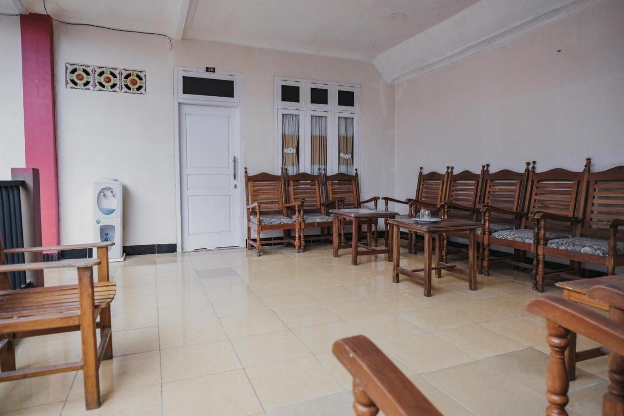 Reddoorz Syariah Near Kebun Raya Liwa Hotel Negarabatin Kültér fotó
